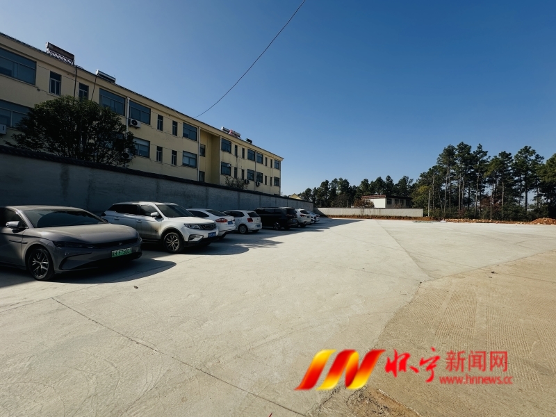 新建停車場(chǎng) 交通更順暢.JPG